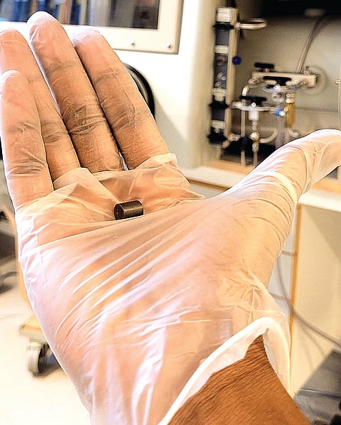 உள்ளங்கையில் யுரேனியம்...