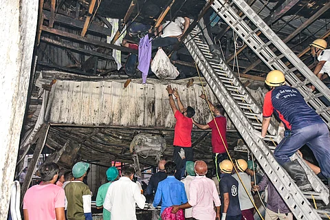 குஜராத் மாநிலம், ராஜ்கோட்டில் உள்ள வணிக வளாக விளையாட்டு மையத்தில் ஏற்பட்ட பயங்கர தீ விபத்தில் பலர் பலி.