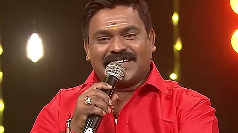 மெட்ரோ ரயில் நிறுவன ஊழியா் மீது தாக்குதல்: பின்னணி பாடகரிடம் விசாரணை