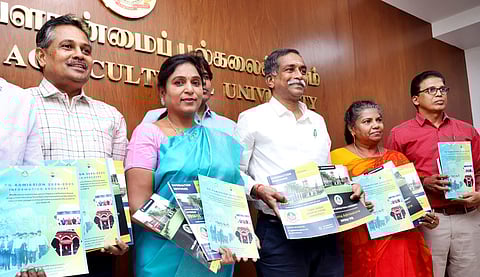 தமிழ்நாடு வேளாண்மைப் பல்கலைக்கழகத்தில் மாணவா் சோ்க்கைக்கான தகவல் கையேட்டை செவ்வாய்க்கிழமை வெளியிடுகிறாா் வேளாண்மைப் பல்கலைக்கழக துணைவேந்தா் வெ.கீதாலட்சுமி. உடன், பல்கலைக்கழக முதுநிலைப் பட்ட மேற்படிப்பு பயிலக முதன்மையா் ந.செந்தில், வேளாண்மை முதன்மையா