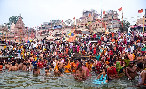 வாரணாசியில் புத்த பூர்ணிமாவை முன்னிட்டு திரளான பக்தர்கள் ஒன்று கூடி கங்கை நதியில் புனித நீராடினர்.