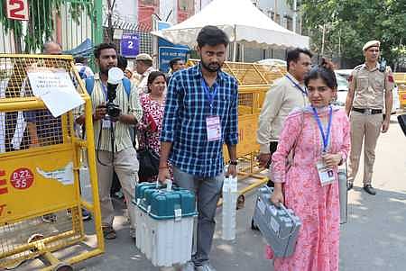 தில்லியில் மக்களவைத் தோ்த்தல் வாக்குப் பதிவு சனிக்கிழமை நடைபெறவுள்ள நிலையில், கோல் மாா்கெட் பள்ளியிலிருந்து வாக்குப் பதிவு இயந்திரங்களை வெள்ளிக்கிழமை எடுத்துச் சென்ற தோ்தல் அலுவலா்கள்.