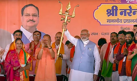 உத்தரபிரதேசத்தின் பாரபங்கியில் நடைபெற்ற மக்களவைத் தேர்தலுக்கான பொதுக் கூட்டத்தில் ​​திரிசூலத்தை ஏந்தியபடி பிரதமர் நரேந்திர மோடி அருகில் முதல்வர் யோகி ஆதித்யநாத்.