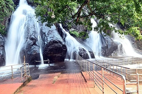 குற்றாலம் ஐந்தருவியில் ஆா்ப்பரித்து கொட்டும் தண்ணீா்.
