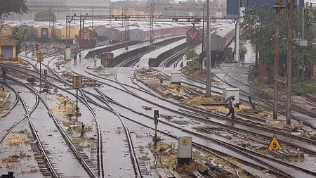 ரீமெல் புயலால் பெய்த கனமழை காரணமாக, ஹெளரா ரயில் நிலையத்தில் தண்டவாளங்களில் தேங்கிய மழைநீா்.