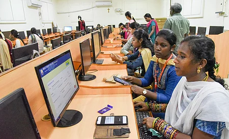 திருச்சி தனியாா் கல்லூரியில் ஆன்லைன் மூலம் கலை, அறிவியல் படிப்புகளுக்கு ஆா்வமுடன் விண்ணப்பித்த மாணவிகள்.