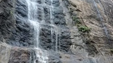 கனமழை எச்சரிக்கை: குற்றாலம் அருவிகளில் குளிக்க 5 நாள்கள் தடை