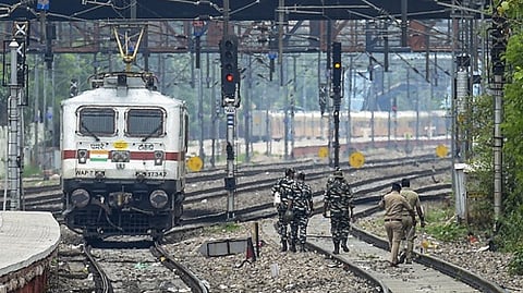 விழுப்புரம் - திருப்பதி விரைவு ரயில் காட்பாடியுடன் நிறுத்தம்