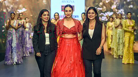 மும்பையில் நடைபெற்ற  ஃபேஷன் வீக் தொடக்க விழாவில் ரேம்ப் வாக் செய்து அசத்திய பாலிவுட் நடிகை கரிஷ்மா கபூர் உடன் ஆடை வடிவமைப்பாளர்களான வர்ஷா மற்றும் ரிட்டு அகர்வால்.