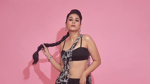 ட்ரெண்டி உடையில் ஷ்ரத்தா தாஸ் - புகைப்படங்கள்