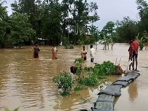 அசாமைப் புரட்டிப்போட்ட ரீமெல்: 2 லட்சம் பேர் பாதிப்பு!