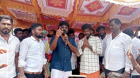 தில்லையாடியில் விவசாயிக்கு டிராக்டா் வழங்கி பேசிய நடிகா் ராகவா லாரன்ஸ்.