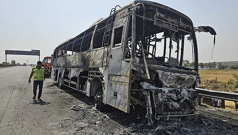 ஹரியாணா மாநிலம் நூ மாவட்டத்தில் உள்ள டாரு அருகே சனிக்கிழமை அதிகாலை சுற்றுலாப் பேருந்து ஒன்று திடீரென தீப்பிடித்து முழுவதும் எரிந்து எலும்பு கூடாக காட்சியளிக்கிறது.  
