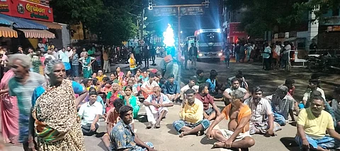 தென்காசி - மதுரை சாலையில் சாலை மறியலில் ஈடுபட்டு வரும் ஒரு தரப்பினர். 