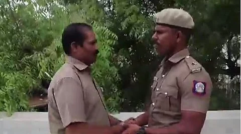 பேருந்து நடத்துநர் - காவலர் இடையே சமாதானம்: மோதல் முடிந்தது!