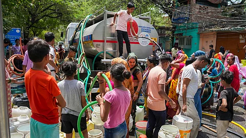 தில்லி விவேகாநந்த காலனியில் குடிநீருக்காக காத்திருக்கும் மக்கள்