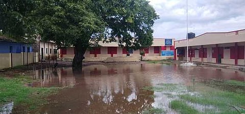 பள்ளி வளாகத்தில் குளம்போல தேங்கியுள்ள மழைநீா்