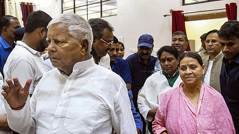 ரயில்வே பணிக்கு லஞ்சமாக நிலம்: லாலு, ராப்ரிக்கு எதிராக குற்றச்சாட்டை பதிவு செய்த தில்லி நீதிமன்றம்