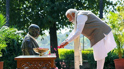 சபர்மதியில் காந்தி சிலைக்கு மலர் தூவும் பிரதமர் மோடி (கோப்புப் படம்)