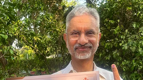 தில்லியில் உள்ள வாக்குச்சாவடியில் முதல் நபராக வாக்களித்த மத்திய அமைச்சர் ஜெய்சங்கர்