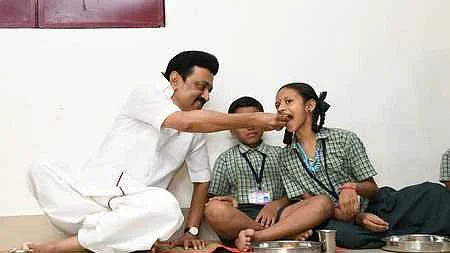 ரூ.430 கோடியில் பெற்றோரை இழந்த குழந்தைகளுக்கு நிவாரணம்: தமிழக அரசு அறிக்கை