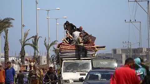 ராஃபாவிலிருந்து வெளியேறும் மக்கள்