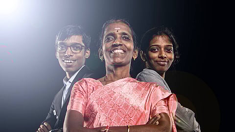 பிரக்ஞானந்தா, வைஷாலி உடன் அவர்களது தாய் நாகலட்சுமி. 