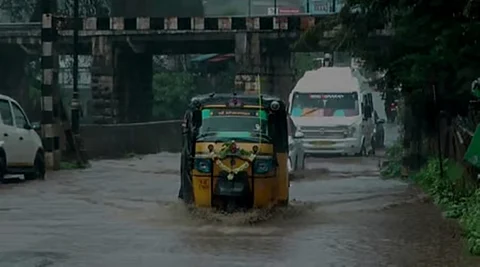 நீலகிரி மாவட்டத்தில் சனிக்கிழமை பெய்த மழையில் சாலையில ஓடும் மழை நீரில் மிதந்து வரும் வாகனங்கள்.  