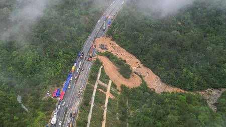 சாலை உடைந்ததால் ஏற்பட்ட நிலச்சரிவு.