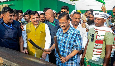 ஜாா்க்கண்ட் மாநிலம் ஜாம்ஷெட்பூரில் ஜாா்க்கண்ட் முக்தி மோா்ச்சா வேட்பாளா் சமீா் மொஹந்தியை ஆதரித்து செவ்வாய்க்கிழமை பிரசாரத்தில் ஈடுபட்டபோது பாரம்பரிய மேளத்தை வாசிக்கும் தில்லி முதல்வா் அரவிந்த் கேஜரிவால்.