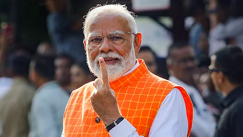 குஜராத்தில் வாக்களித்தார் பிரதமர் மோடி