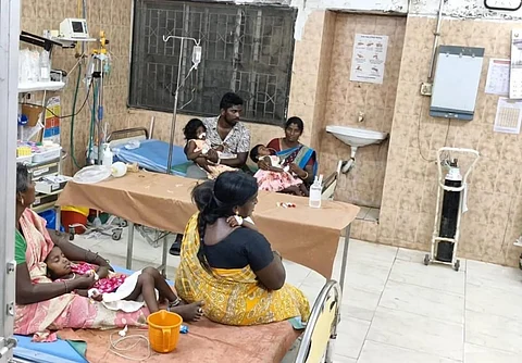 மருத்துவமனையில் சிகிச்சை பெற்று வரும் குழந்தைகள்.