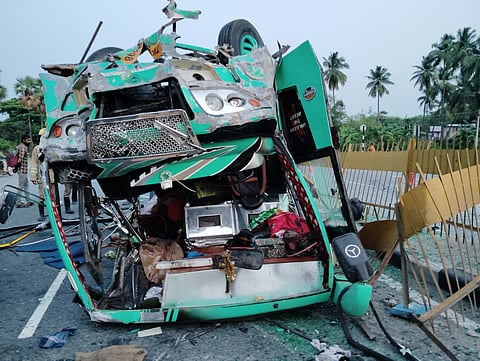 கிருஷ்ணகிரி அருகே சுற்றுலா பேருந்து கவிழ்ந்து 10-க்கும் மேற்பட்டோர் காயம்