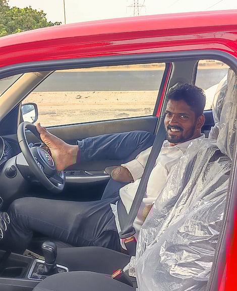 கைகளை இழந்தும் காா் இயக்குவதற்கான ஓட்டுநா் உரிமத்தை தமிழகத்திலேயே முதல்முறையாக பெற்ற தான்சென்.