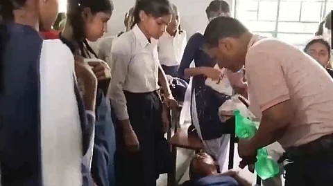 பிகார்: வெயிலின் தாக்கத்தால் மயங்கி விழுந்த மாணவர்கள்!