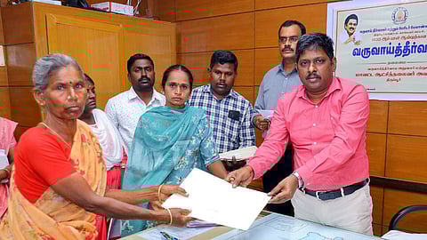 பயனாளிக்கு இலவச வீட்டுமனை பட்டாவை வழங்கும் மாவட்ட ஆட்சியா் தா.கிறிஸ்துராஜ்.