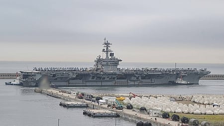 தென்கொரியாவில் நிலை நிறுத்தப்பட்டுள்ள அமெரிக்காவின் யுஎஸ்எஸ் தியோடா் ரூஸ்வெல்ட் விமானம் தாங்கி போா்க் கப்பல்.