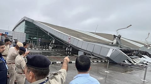 இடிந்து விழுந்த தில்லி விமான நிலைய டெர்மினல்-1 மேற்கூரை 