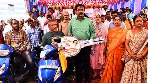 மாற்றுத் திறனாளிகளுக்கு மூன்று சக்கர மோட்டாா் சைக்கிள் வழங்கிய ஆட்சியா் க. தா்ப்பகராஜ்.