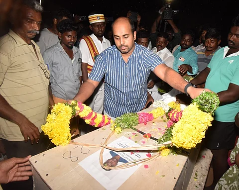 புனாப் ரிச்சர்ட் ராய் உடலுக்கு மலர்வளையம் வைத்து அஞ்சலி செலுத்திய ஆட்சியர் தீபக் ஜேக்கப்.