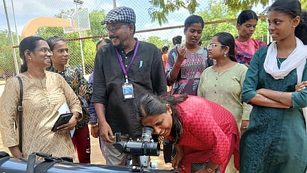 காங்கயத்தில் நடைபெற்ற டெலஸ்கோப் கையாளுதல் பயிற்சி முகாமில் பங்கேற்ற மாதிரி பள்ளி வானியல் வள பயிற்றுநா்கள்.
