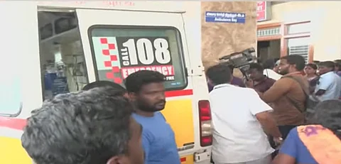 கள்ளக்குறிச்சி அரசு மருத்துவமனை முன்பு நிற்கும் அவசர ஊர்தி.