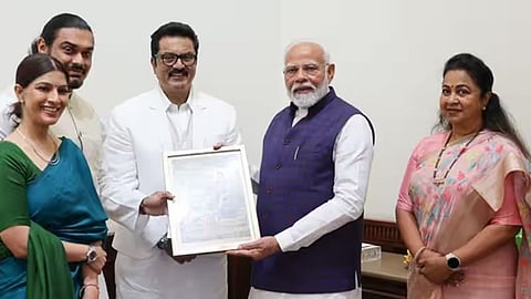 பிரதமர் நரேந்திர மோடியை குடும்பத்துடன் வரவேற்ற வரலட்சுமி சரத்குமார்