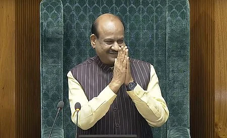 மக்களவைத் தலைவராக தோ்ந்தெடுக்கப்பட்ட ஓம் பிா்லா.