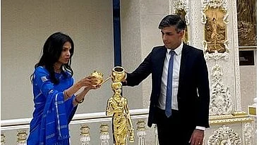 லண்டனில் ஸ்ரீ சுவாமி நாராயணன் கோயிலில் வழிபட்ட பிரிட்டன் பிரதமா் ரிஷி சுனக்,  அவரின் மனைவி அக்ஷதா மூா்த்தி.