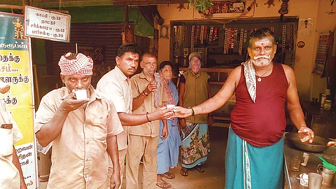 ஏழைகளுக்கு இலவசமாக தேநீர் வழங்கி வரும் கடை உரிமையாளர்