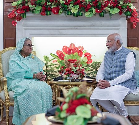 தில்லியில் சனிக்கிழமை நடைபெற்ற இருதரப்பு பேச்சுவாா்த்தையில் பிரதமா் மோடி, வங்கதேச பிரதமா் ஷேக் ஹசீனா,