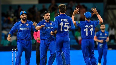 விக்கெட் வீழ்த்திய மகிழ்ச்சியில் ஆப்கன் வீரா்கள் 