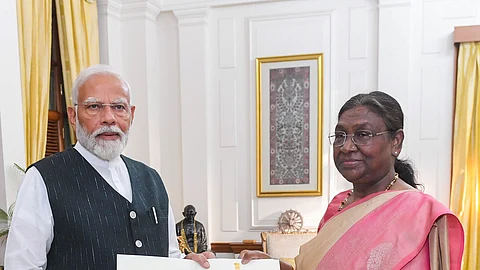 ஆதரவு கடிதத்துடன் குடியரசுத் தலைவர் மாளிகையை சென்ற பிரதமர் மோடி, குடியரசுத் தலைவர் திரவுபதி முர்முவை சந்தித்து மூன்றாவது முறையாக மத்தியில் ஆட்சி அமைக்க உரிமை கோரினார்.
