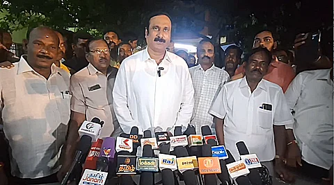 வேலூரில் செய்தியாளர்களுக்கு பேட்டியளித்த பாமக தலைவர் அன்புமணிராமதாஸ். 